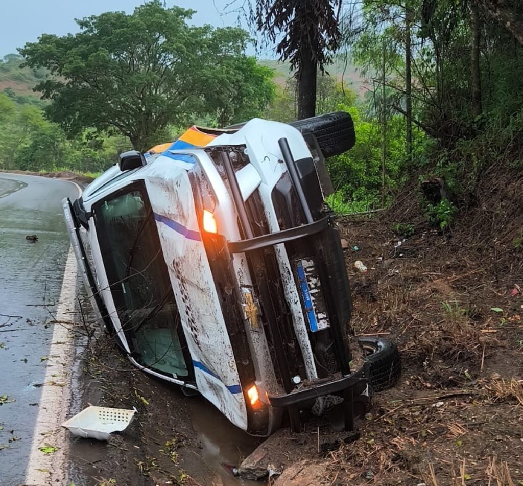 Viatura da Polícia Militar capota na BR-381.