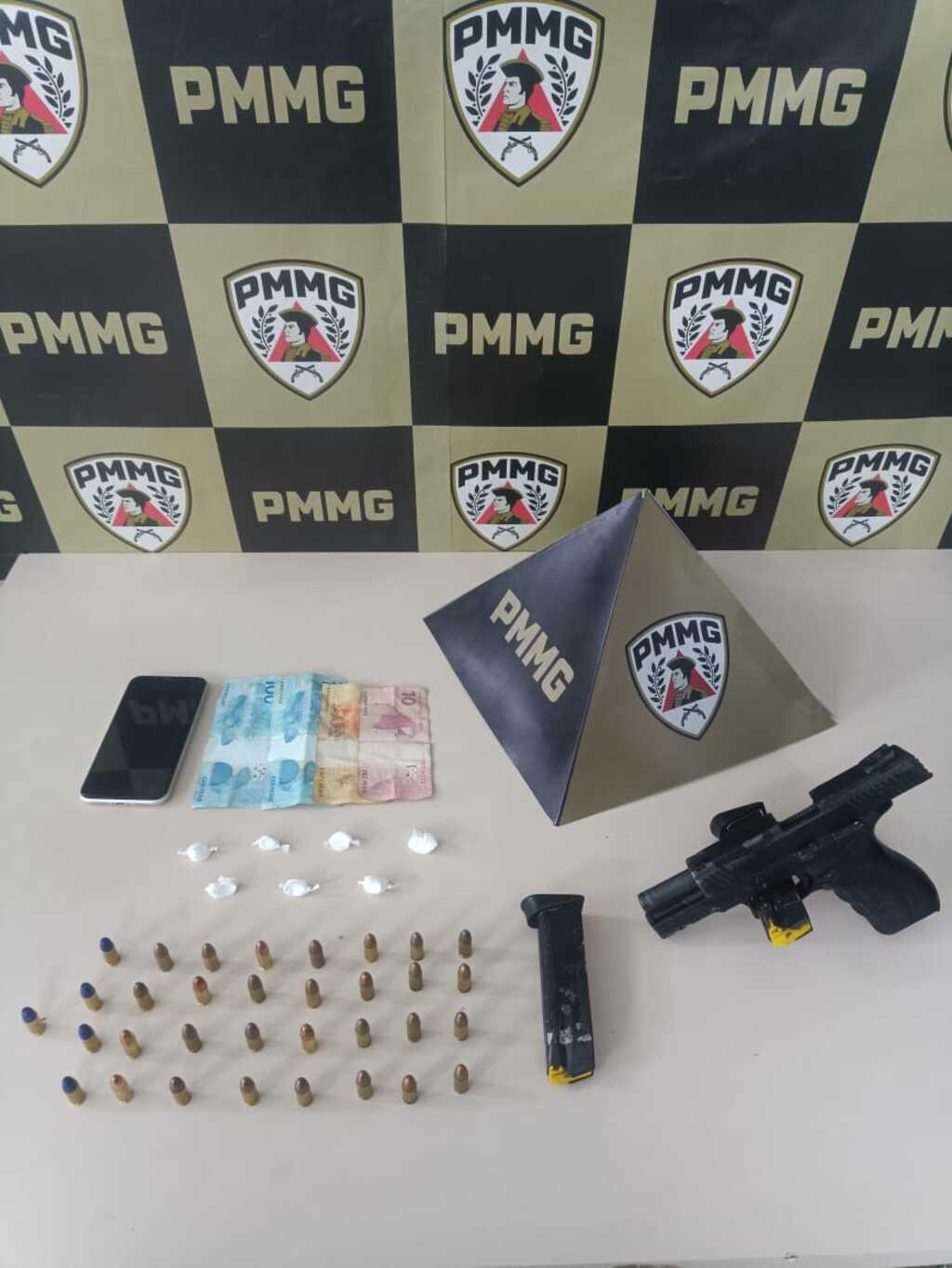 Arma de fogo, munições, cocaína, dinheiro e celular apreendidos pela Polícia Militar em João Monlevade