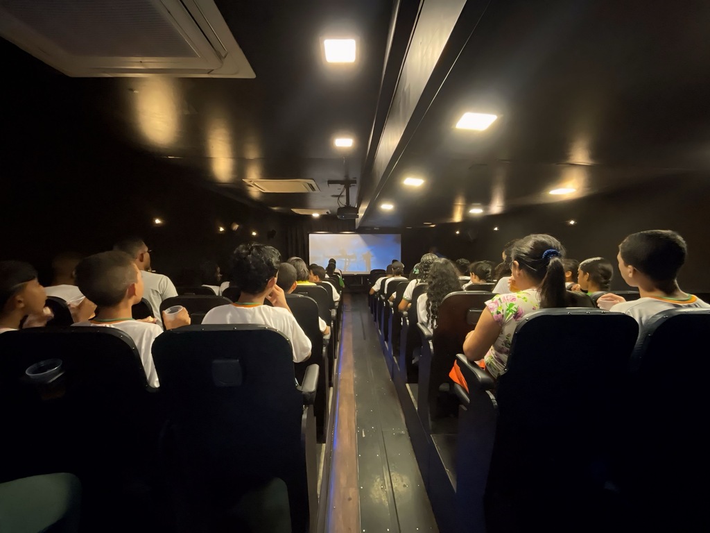 Carreta cinema exibe filmes gratuitos em Nova Era na próxima semana