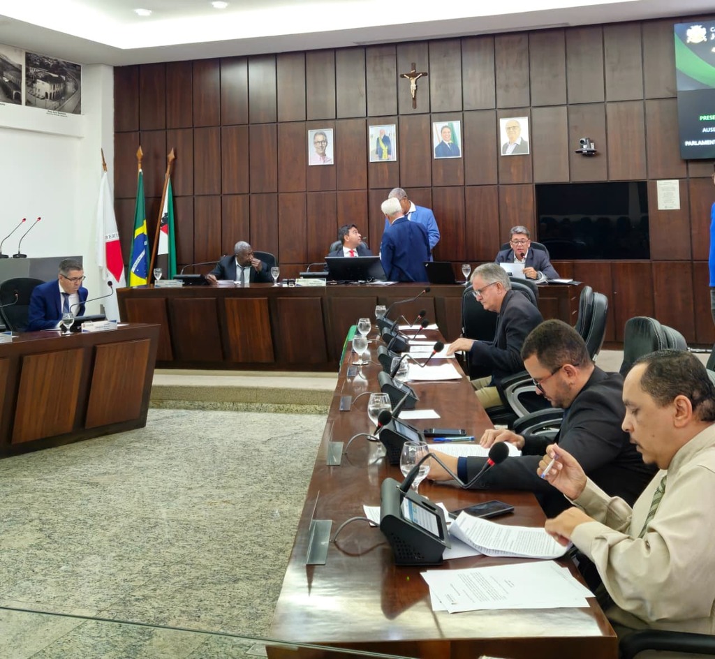 Câmara aprova moção de repúdio a ataques racistas contra servidora; 3 vereadores votam contra