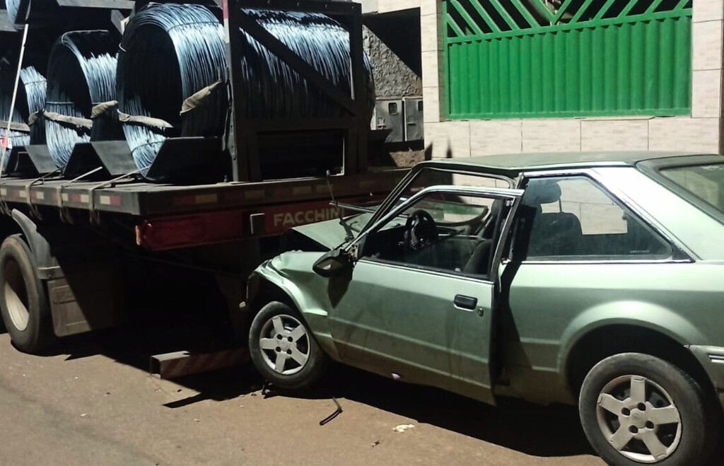 Mulher morre após colidir carro com caminhão em João Monlevade