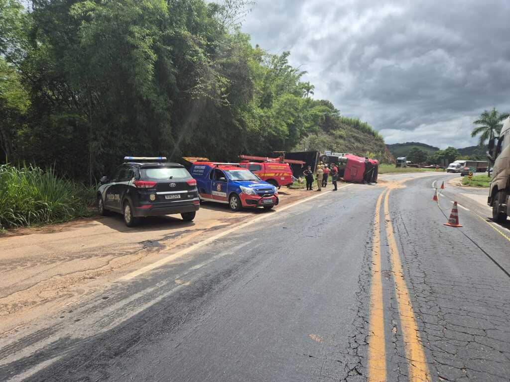 Mulher morre em acidente com carro e carreta no trevo de São Domingos do Prata