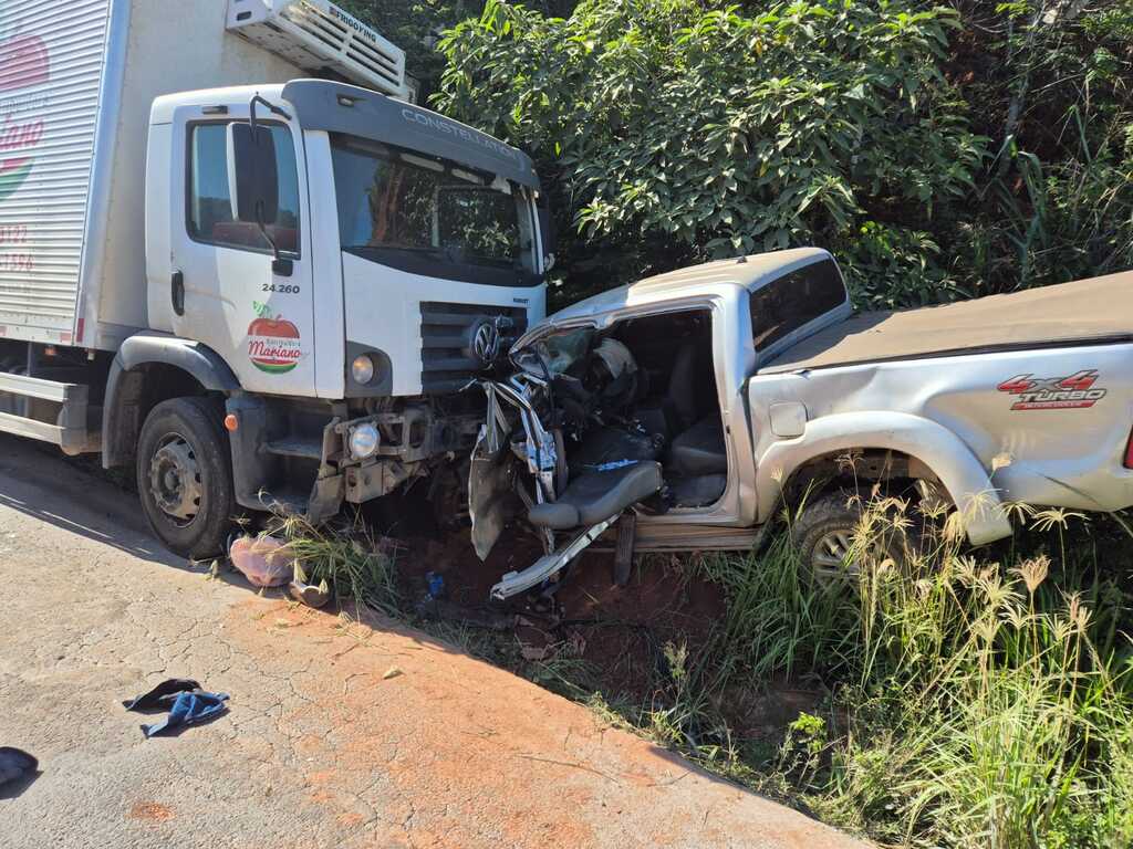 Acidente envolvendo três veículos na BR-262