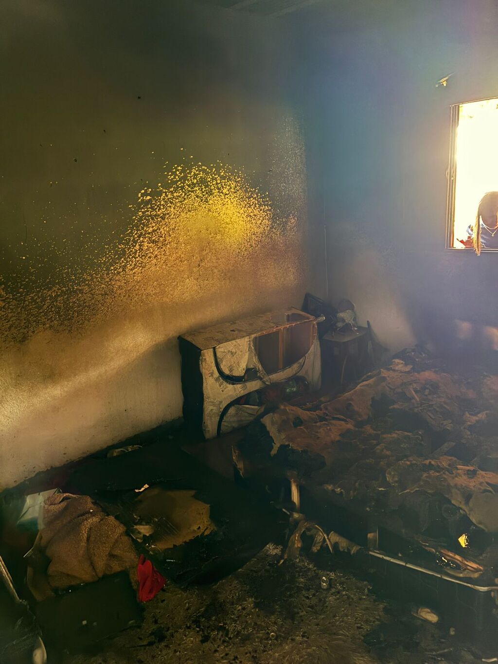 Parte da residência de uma mulher foi destruída pelo incêndio em João Monlevade.