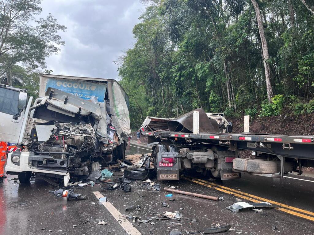 Acidente entre carreta e caminhão deixa 2 vítimas feridas na BR-381