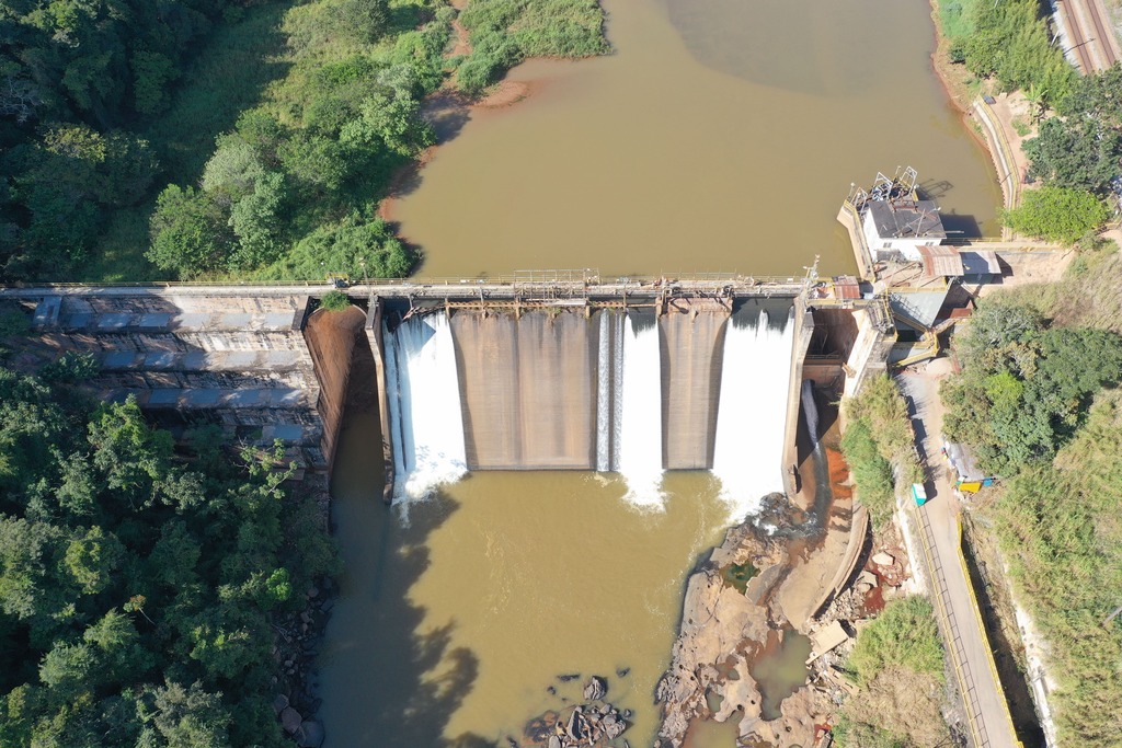 A imagem mostra uma vista aérea da Hidrelétrica do Jacuí, responsável pelo abastecimento de parte da energia utilizada nas operações da ArcelorMittal Monlevade.