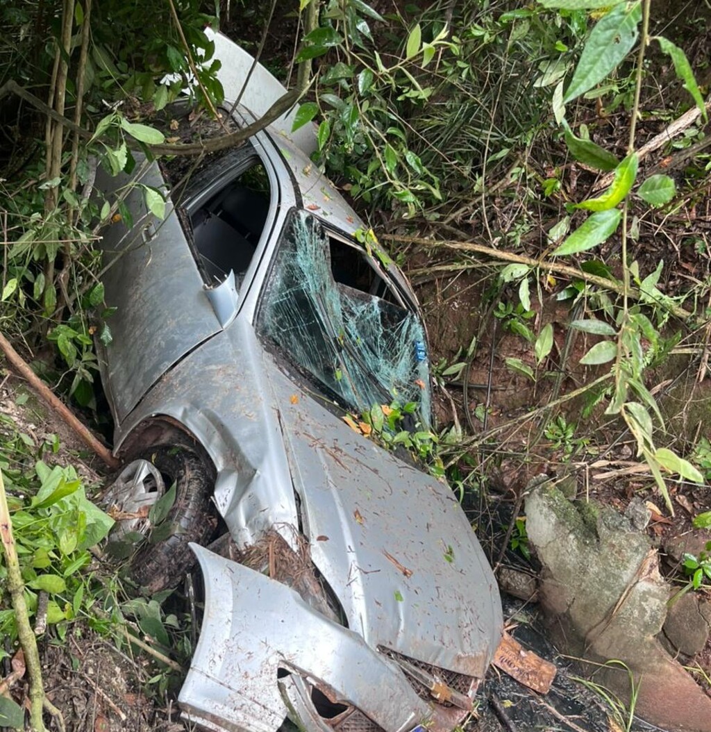 Carro com duas pessoas cai em ribanceira na BR-381
