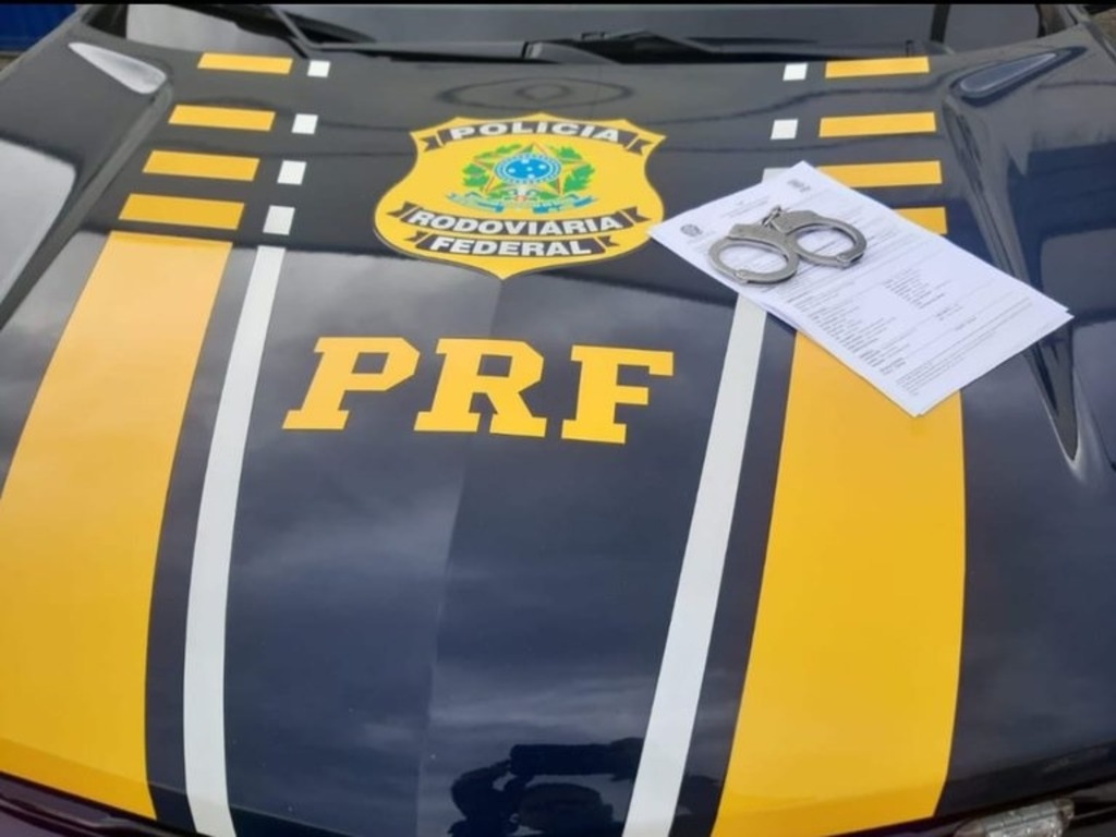 PRF prende passageiro foragido da Justiça na BR-262