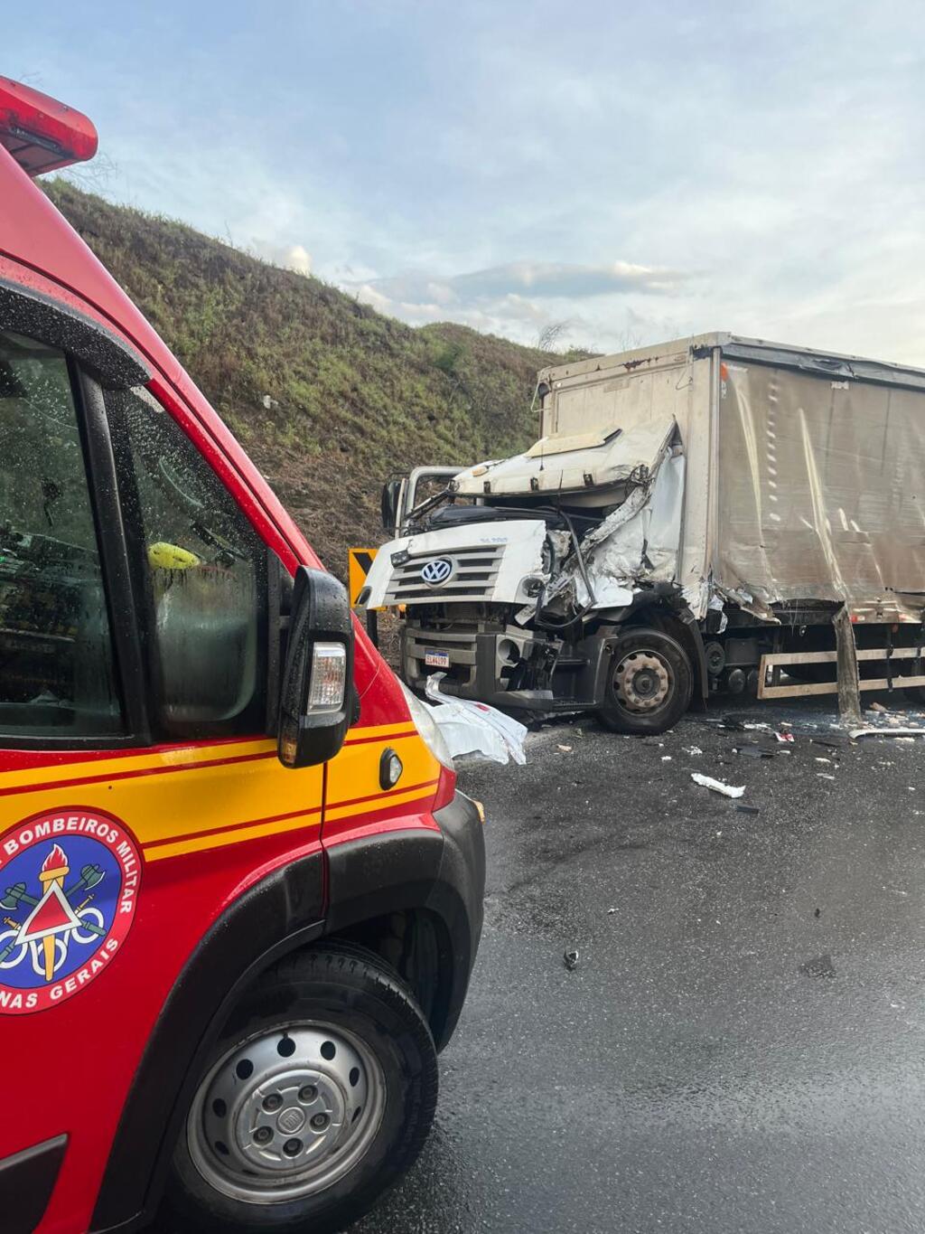 Acidente entre carreta e caminhão deixa motorista ferido na BR-381