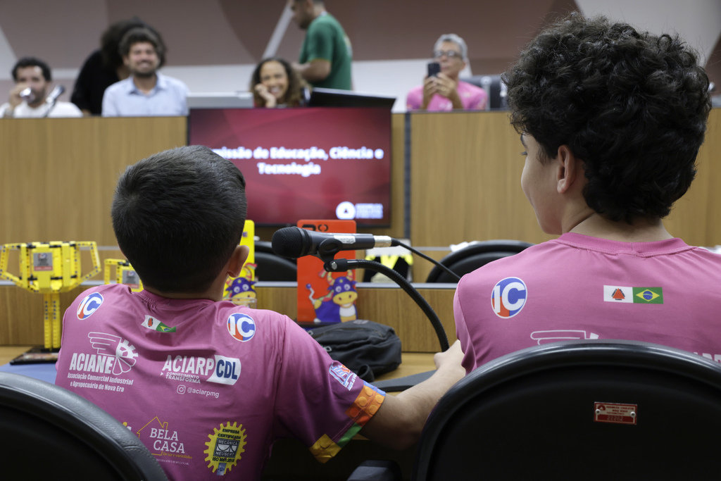 Representantes recebendo a homenagem do projeto Na Mochila na ALMG.