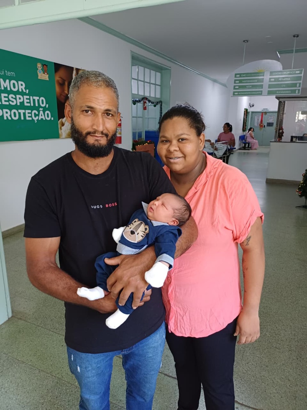 Primeiro bebê de 2026 e sua família deixam a maternidade do Hospital Margarida, em João Monlevade