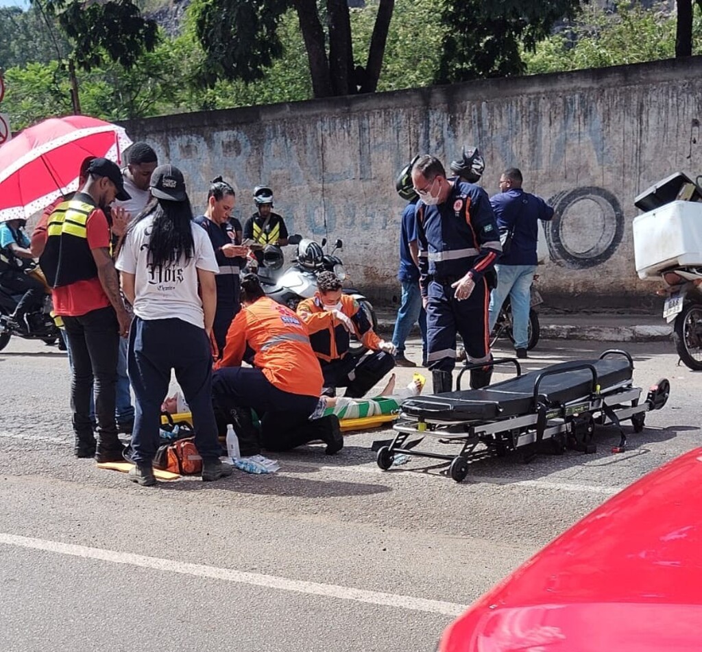 Acidente deixa jovem motociclista ferido na Avenida Armando Fajardo