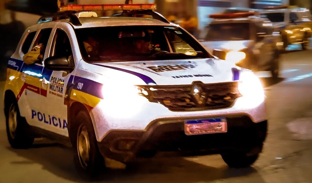 Idoso é preso por dirigir bêbado após bater carro em muro